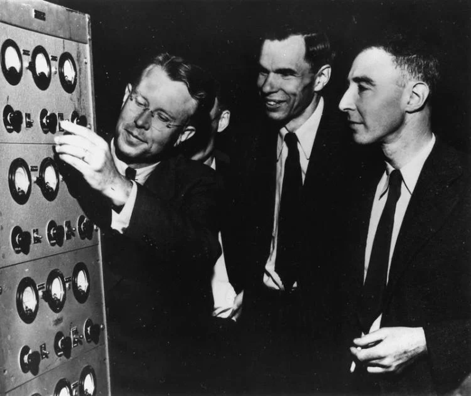 Oppenheimer and other scientists working on a machine