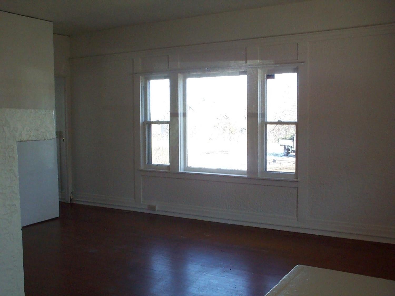 1445 Grandview Ave living room