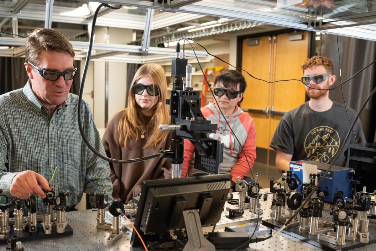 Scott Diddams in his lab with students at CU Boulder