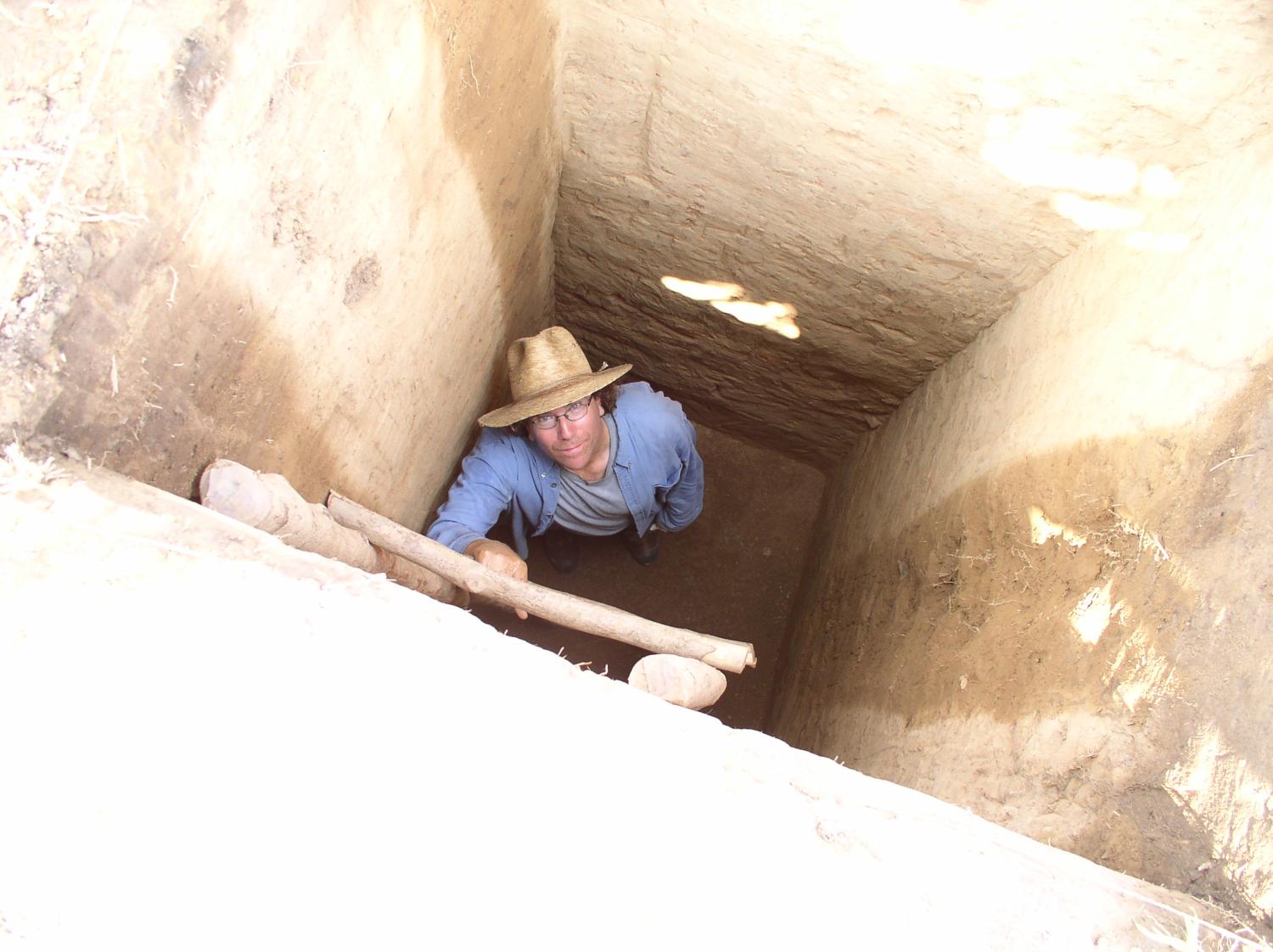 Art Joyce at bottom of test pit. / Art Joyce en el fondo de un pozo de excavacion.