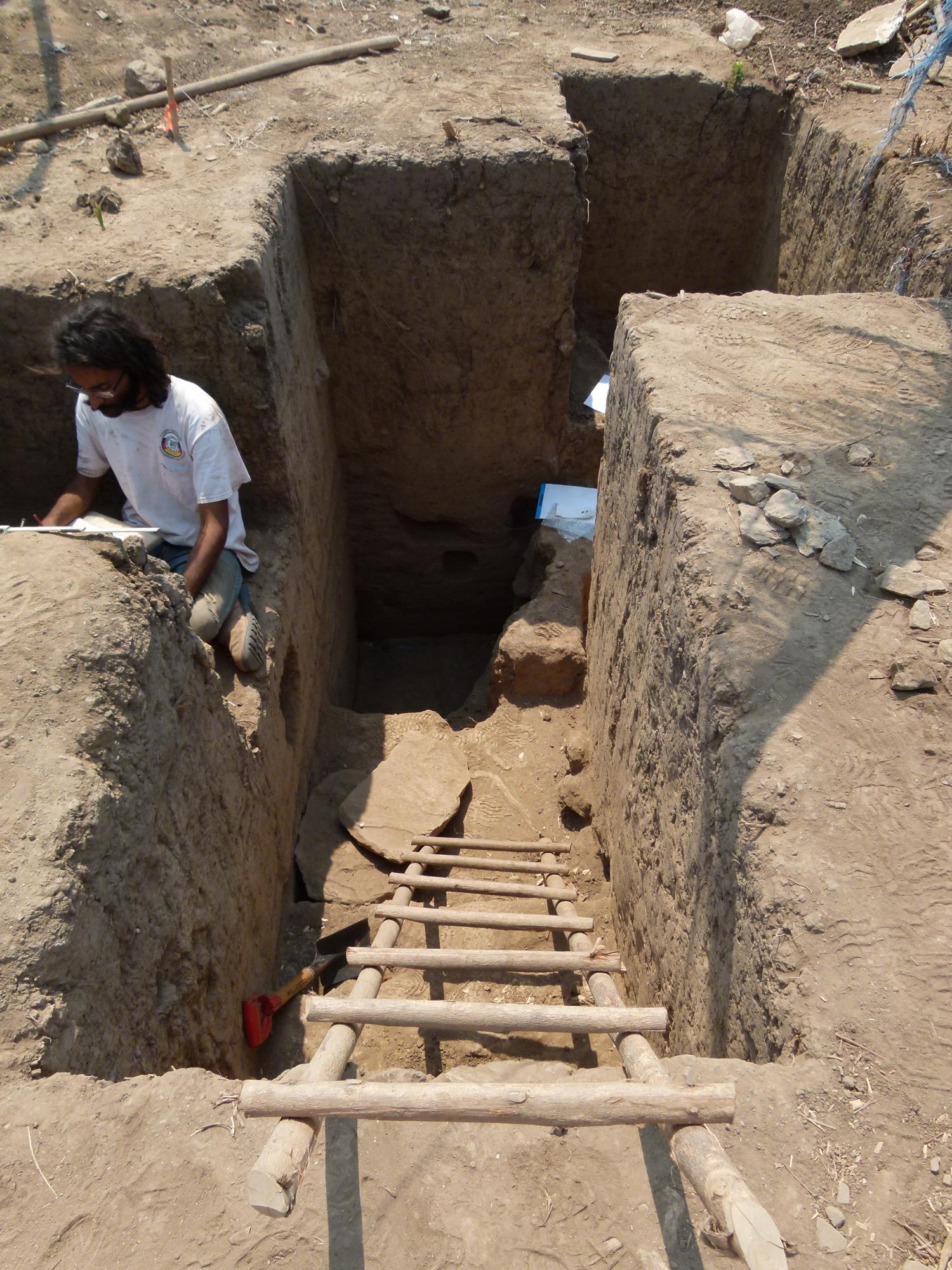 Carlo Lucido excavating at Loma don Genaro. / Carlo Lucido excavando en Loma Don Genaro.