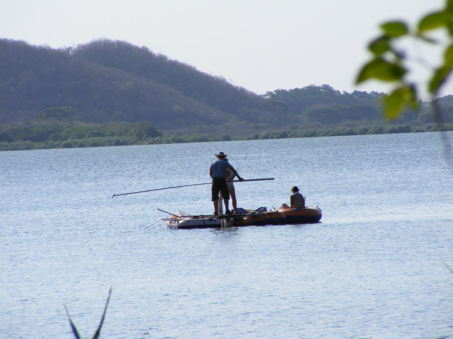 Coring at Laguna Espejo. / La extracción de un núcleo de sedimento en la Laguna Espejo.