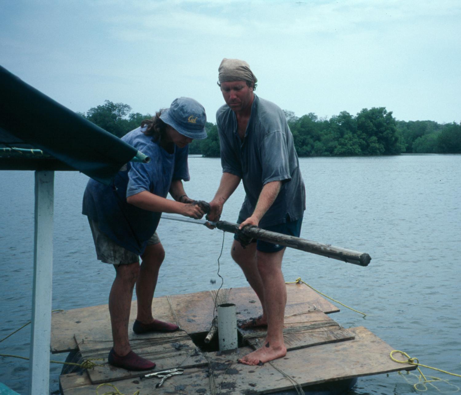Michelle Goman and Art Joyce extracting a core sample from Laguna Pastoria. / Michelle Goman y Art Joyce extraen un núcleo de sedimento de la laguna Pastoria.