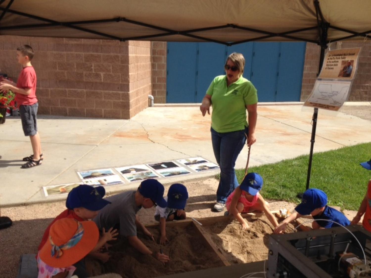 Jane at Friday Fun Day - Pueblo County Fair 2016 showing children how to excavate 3D printed artifacts and match them to original photos. / Jane en la feria del municipio de Pueblo, mostrando a niños como excavar objectos impresos en tres dimensiones y emparejarlos con sus fotos originales.