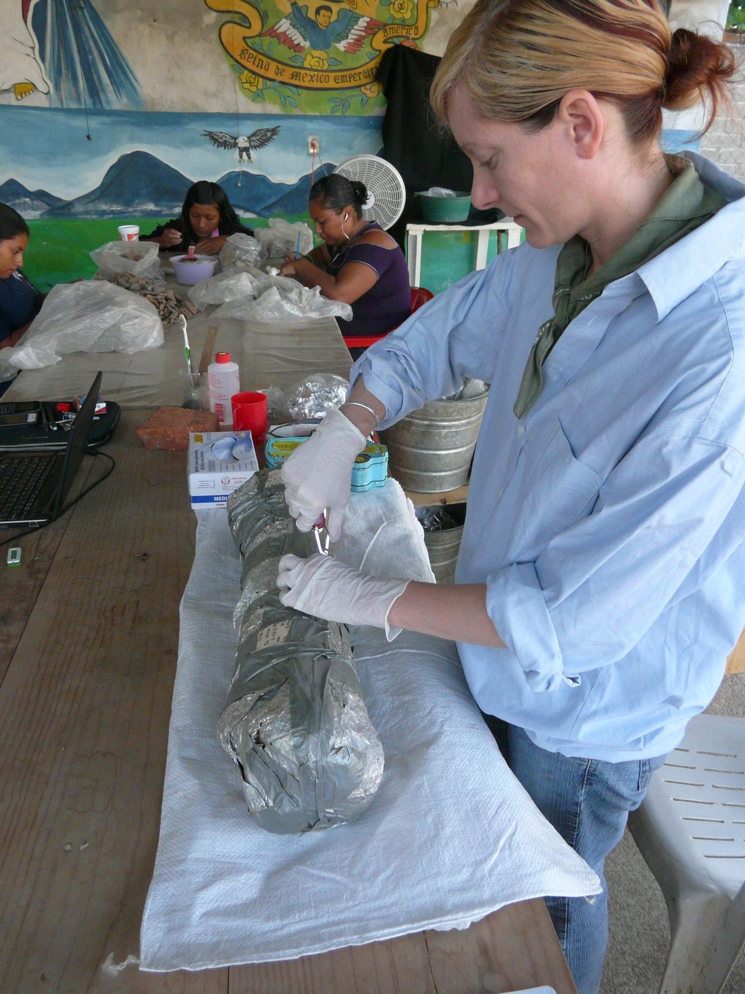 Shanti Morell-Hart - Paleobotanist. / Shanti Morell-Hart – paleobotánica.