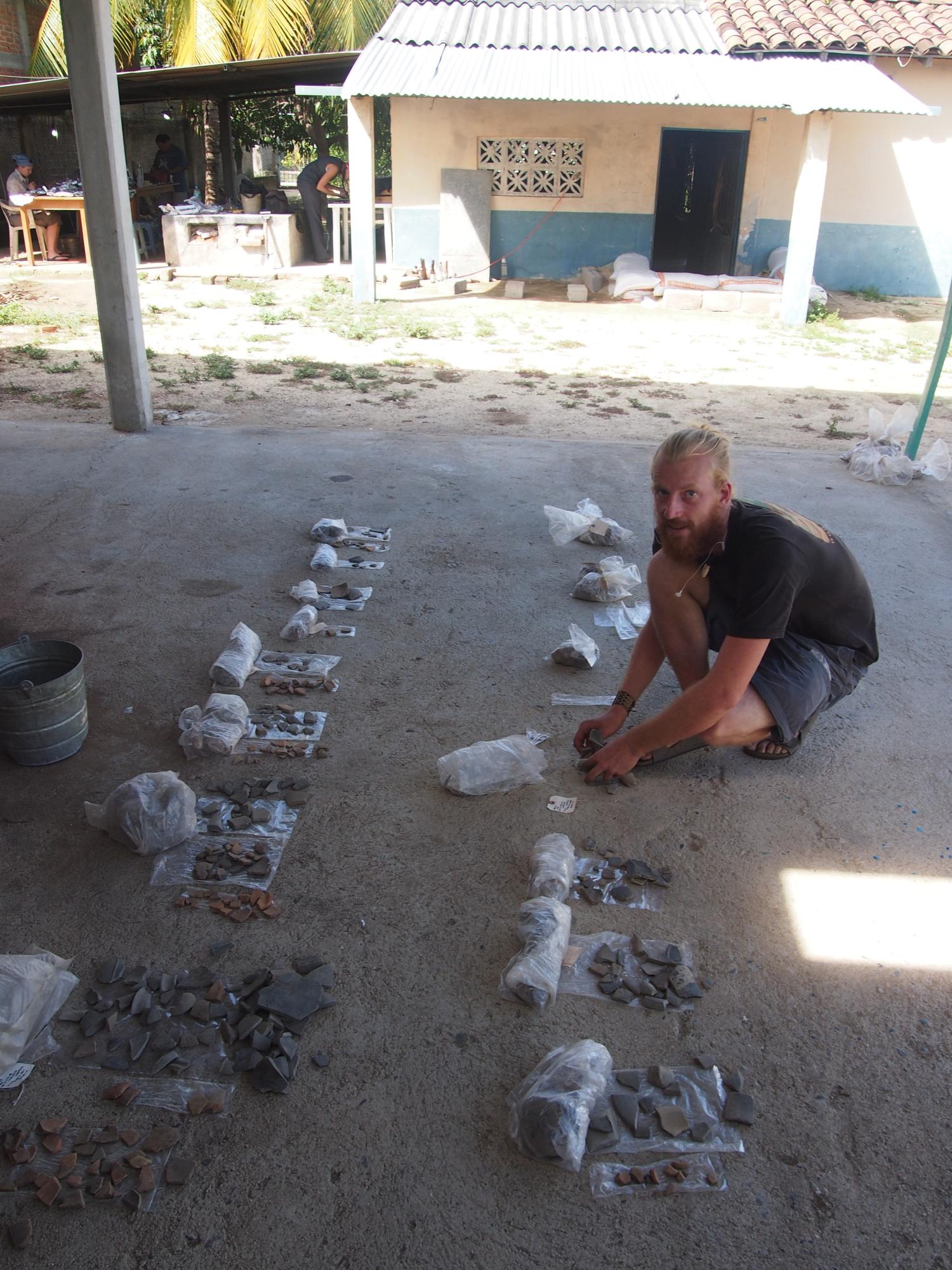Patrick Carroll in the field lab. / Patrick Carroll en el laboratorio de campo.