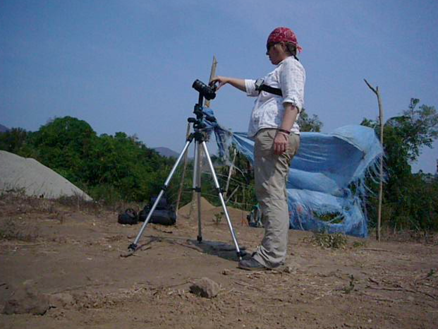 Jane shooting spherical photography in the Lower Rio Verde Valley. Jane tomando fotografía esférica en el valle del bajo río Verde.