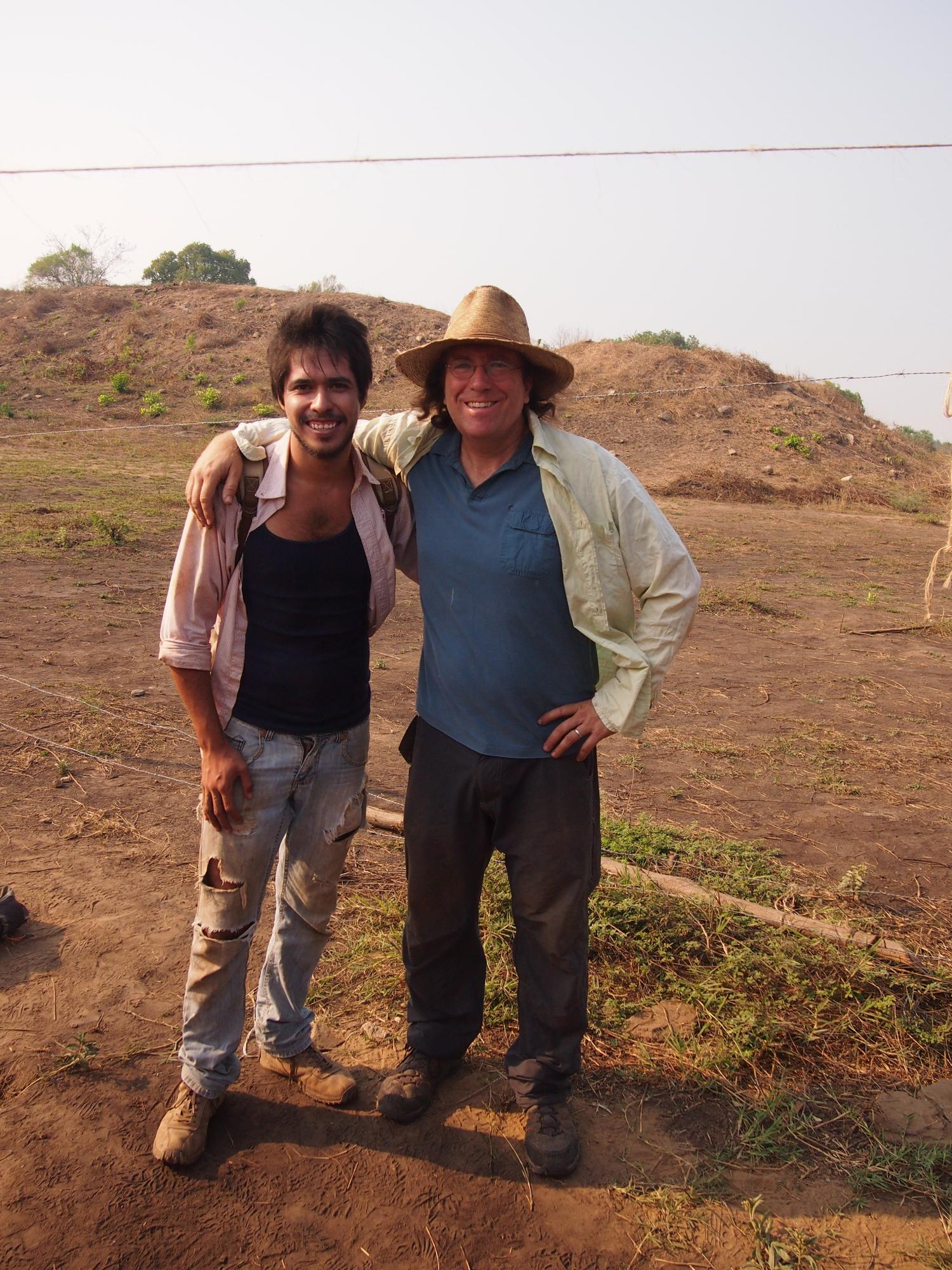 Victor Salazar with Art Joyce. / Victor Salazar con Arthur Joyce.