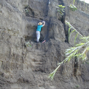 Art Joyce sampling a river cut. / Art Joyce muestreando un corte de río.