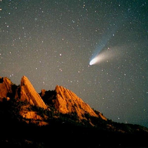 Comet Hale-Bopp over the Flatirons (Niescja Turner & Carter Emmart) (1997) Photo credit Niscja Turner and Carter Emmart