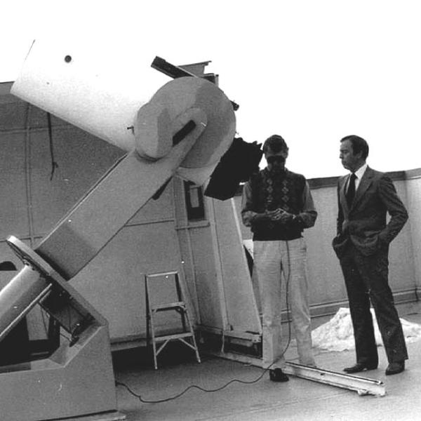 New 18-inch DFM Telescope on Observing Deck (clamshell cover and astronaut Alan Shepard) (1985) Photo credit Keith Gleason, Sommers-Bausch Observatory