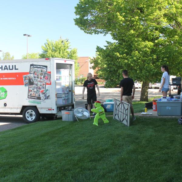 students loading uhaul