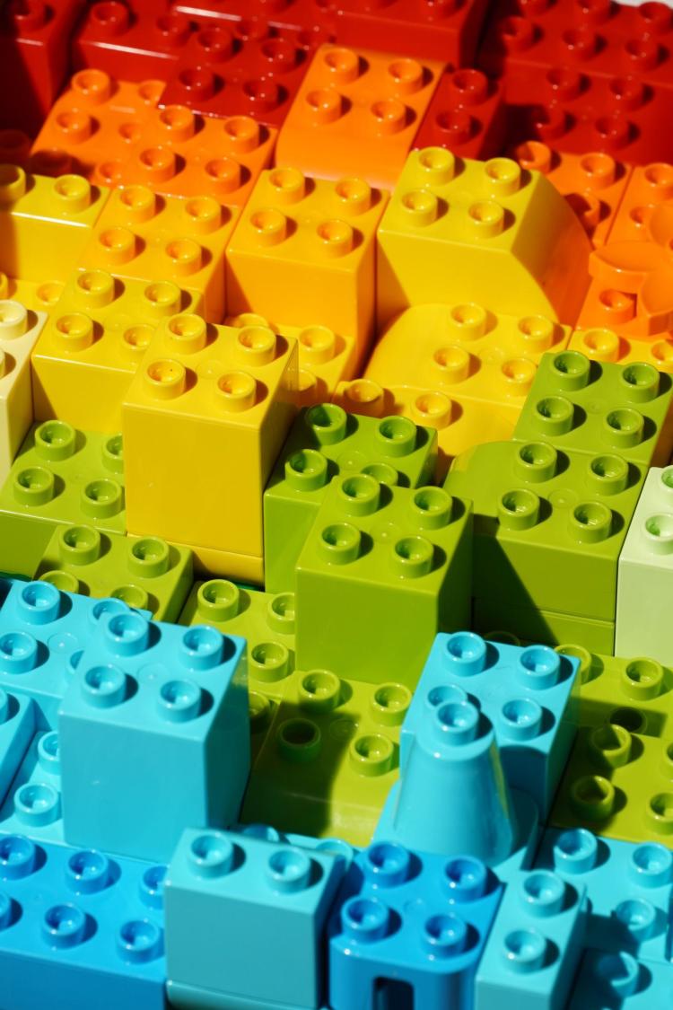 Rows of rainbow-colored LEGO bricks.
