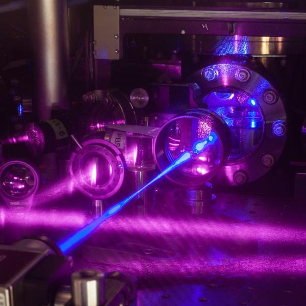 JILA’s 3-D quantum gas atomic clock consists of a grid of light formed by three pairs of laser beams