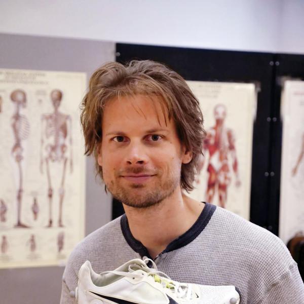 Postdoctoral researcher Wouter Hoogkamer with a prototype of the 4%.