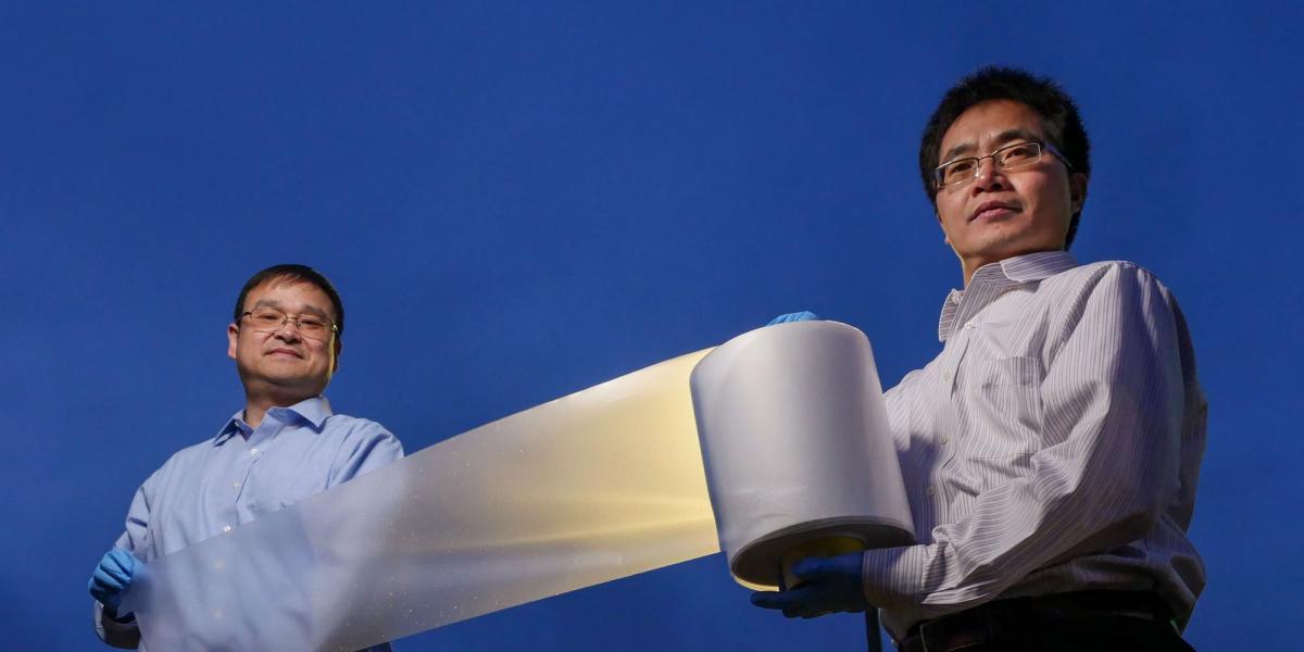 Ronggui Yang and Xiaobo Yin holding cooling material