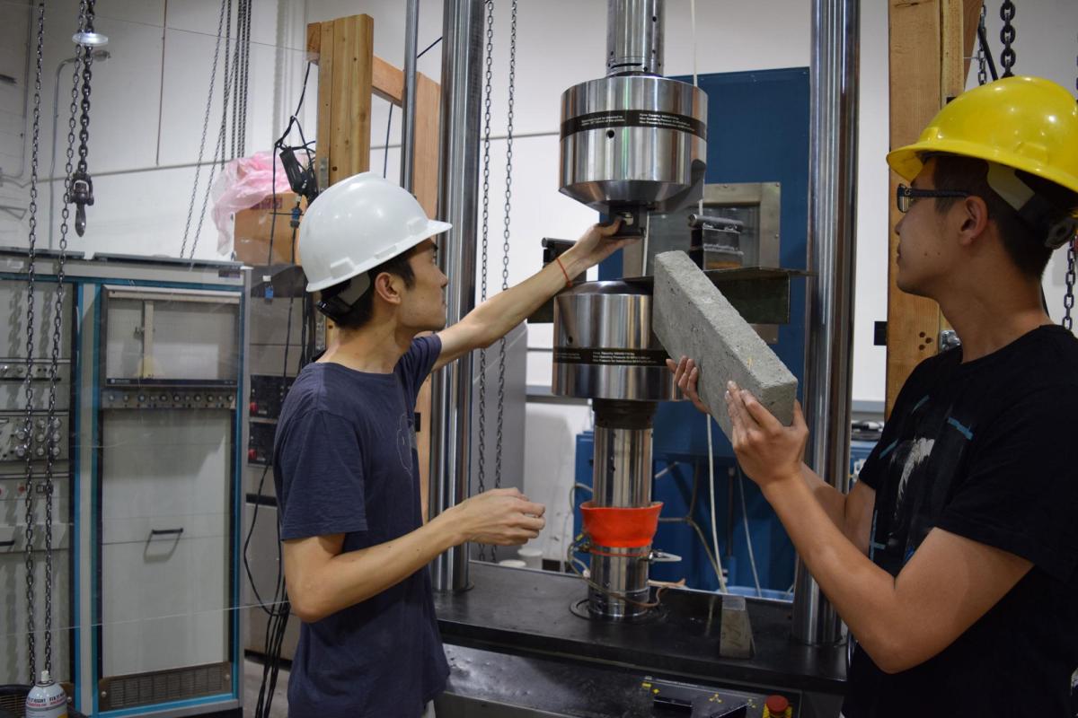 Students working in Engineering lab