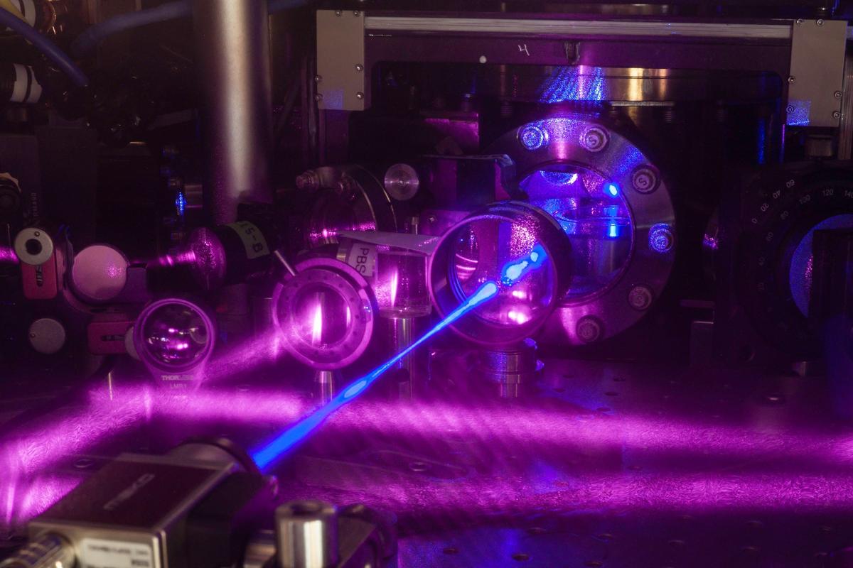 JILA’s 3-D quantum gas atomic clock consists of a grid of light formed by three pairs of laser beams