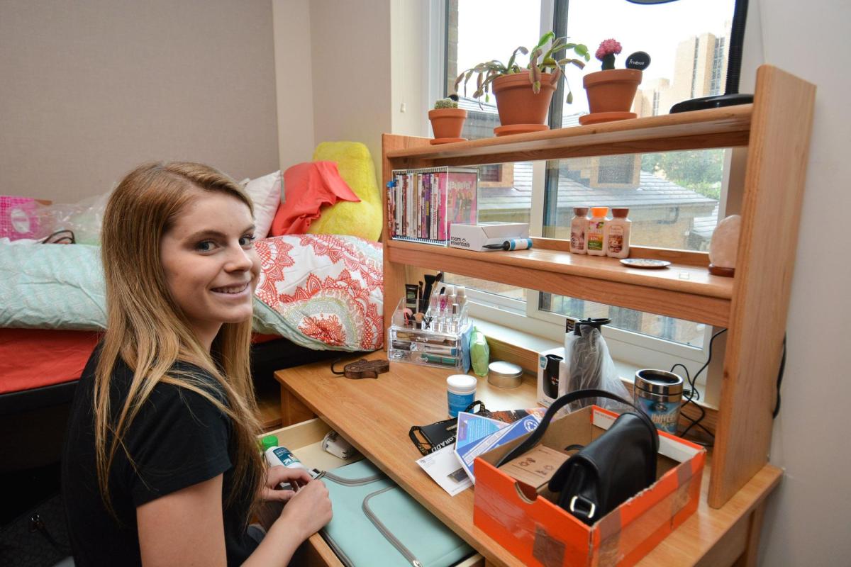 A student setting up her desk during move-in
