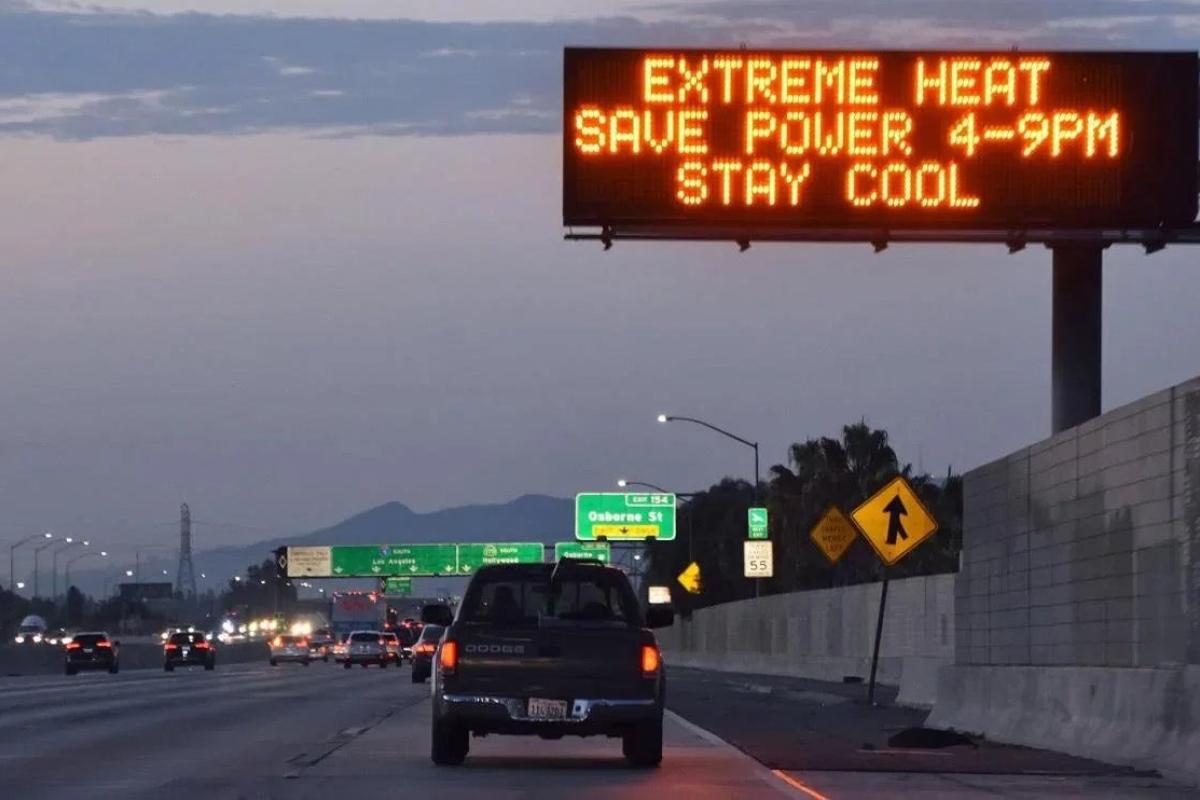 Highway with a sign warning drivers about extreme heat