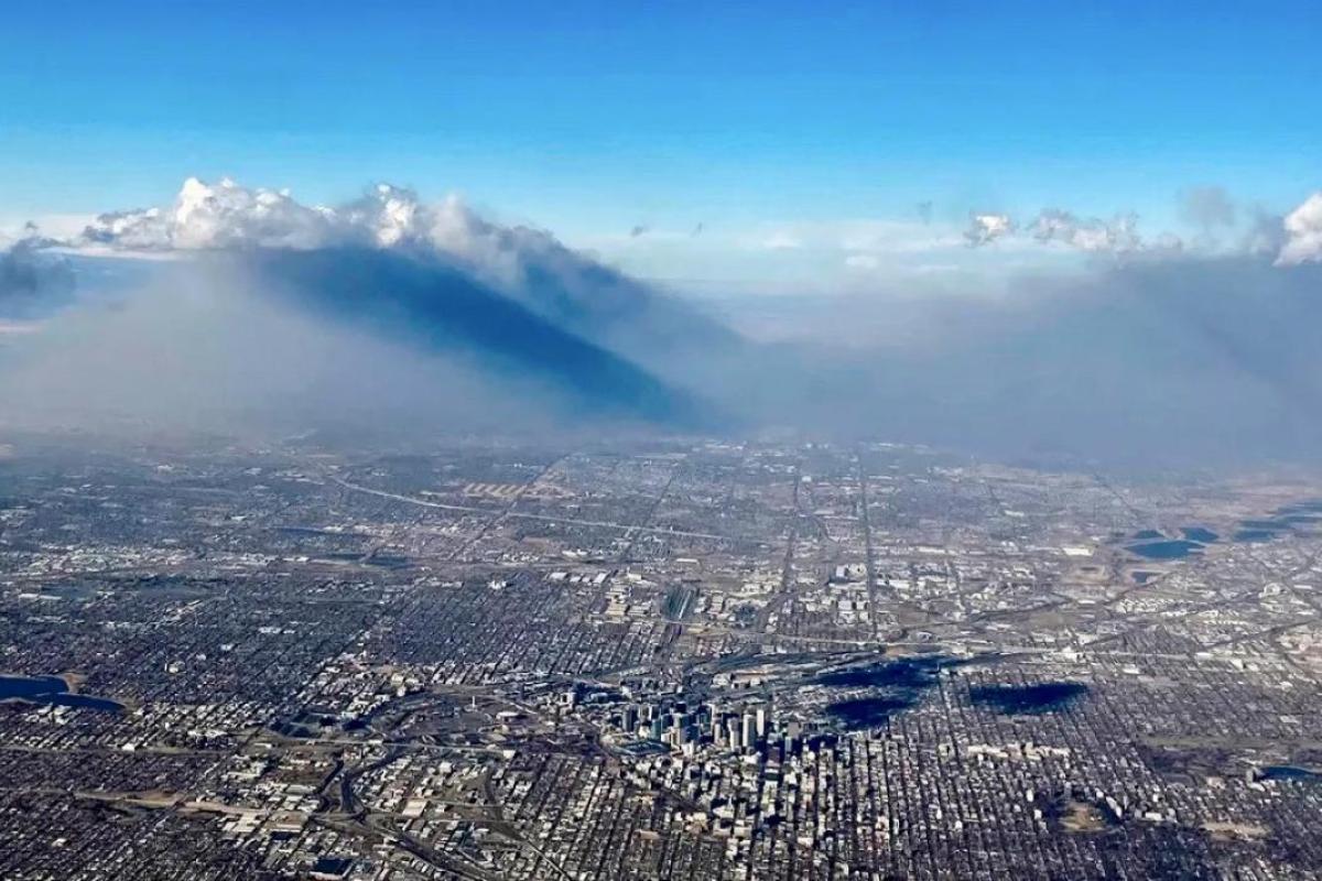 Wildfire smoke over front range