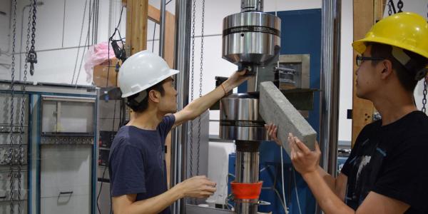 Students in Engineering lab