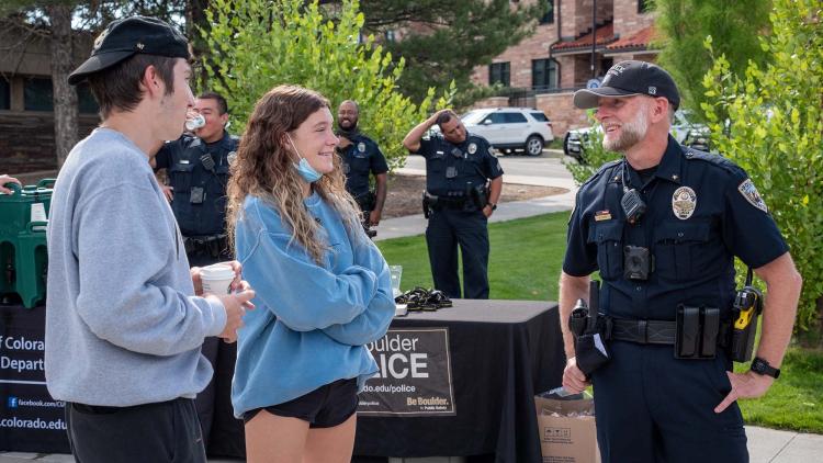 Students meeting CU Boulder police members at event