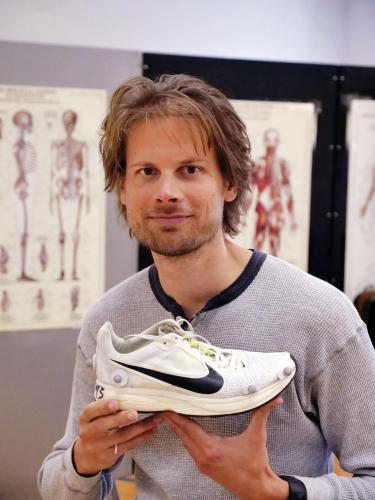 Postdoctoral researcher Wouter Hoogkamer with a prototype of the 4%.