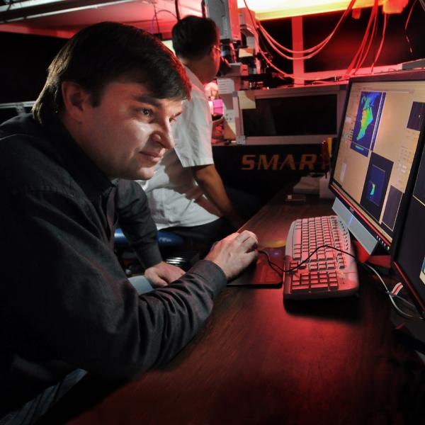 Ivan Smalyukh and Taewoo Lee working in the lab in 2009