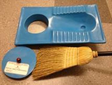 Urine diverting squat plate
