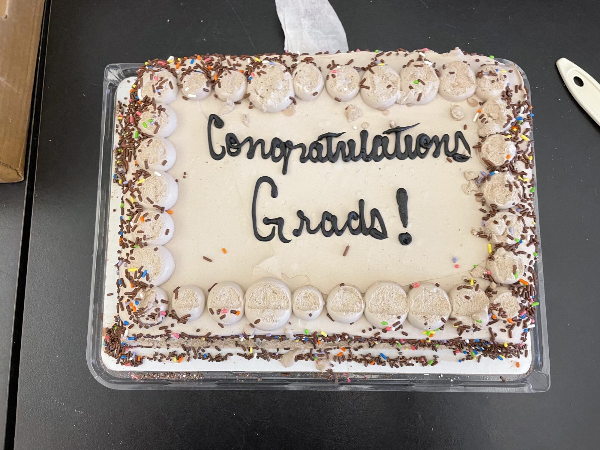 cake that says congrats grads!