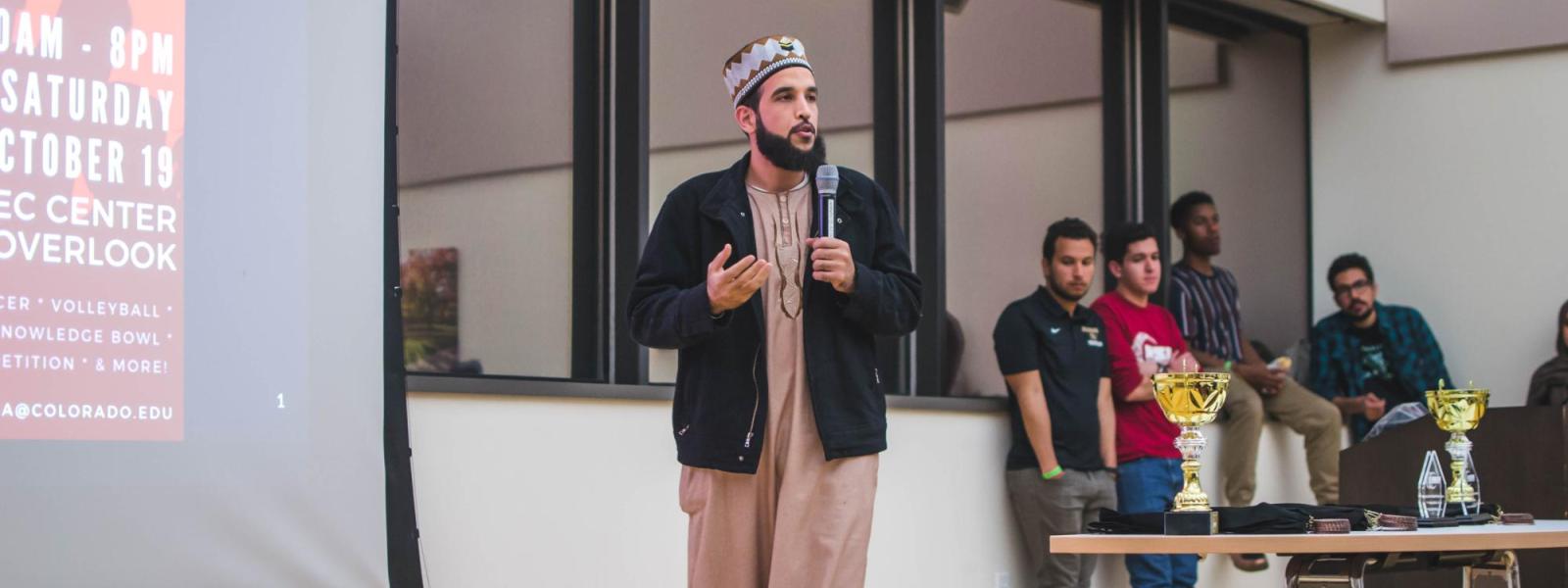 Sheikh shuab talking to students