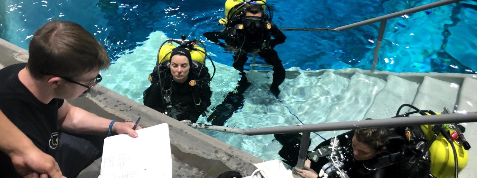 SEDS members meeting divers in the NASA neutral buoyancy lab