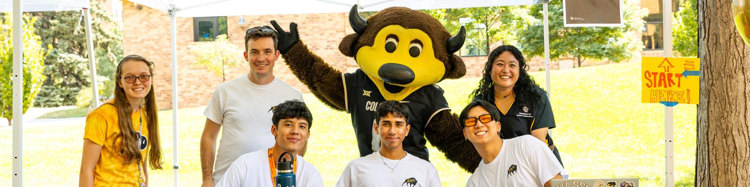 A group of student leaders with Chip during move-in