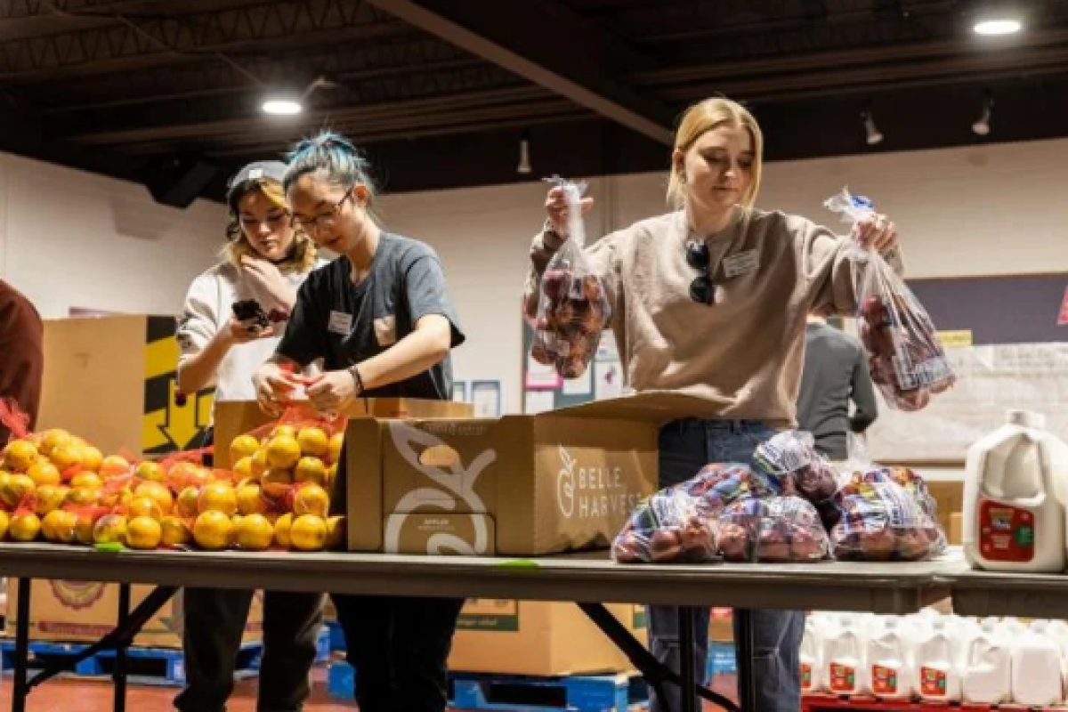 mobile food pantry volunteers