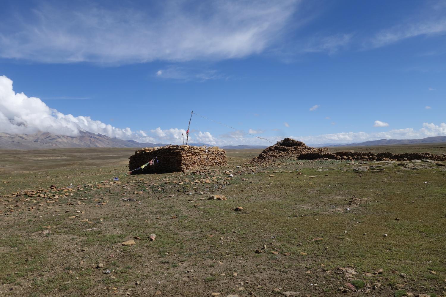 An ancient chorten atop the Kora-la marks the historical boundary between Mustang and Tibet and, by extension, Nepal and China