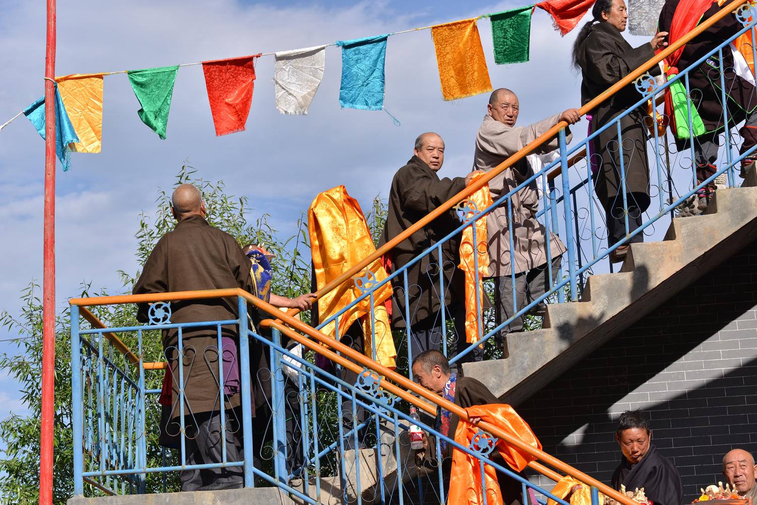 Sang pulpa (bsang phul pa བསང་ཕུད་པ། is the giving and immolation of offerings include Tsampa dough sculptures, khadak scarves, and, most importantly bsang, a scented offering.