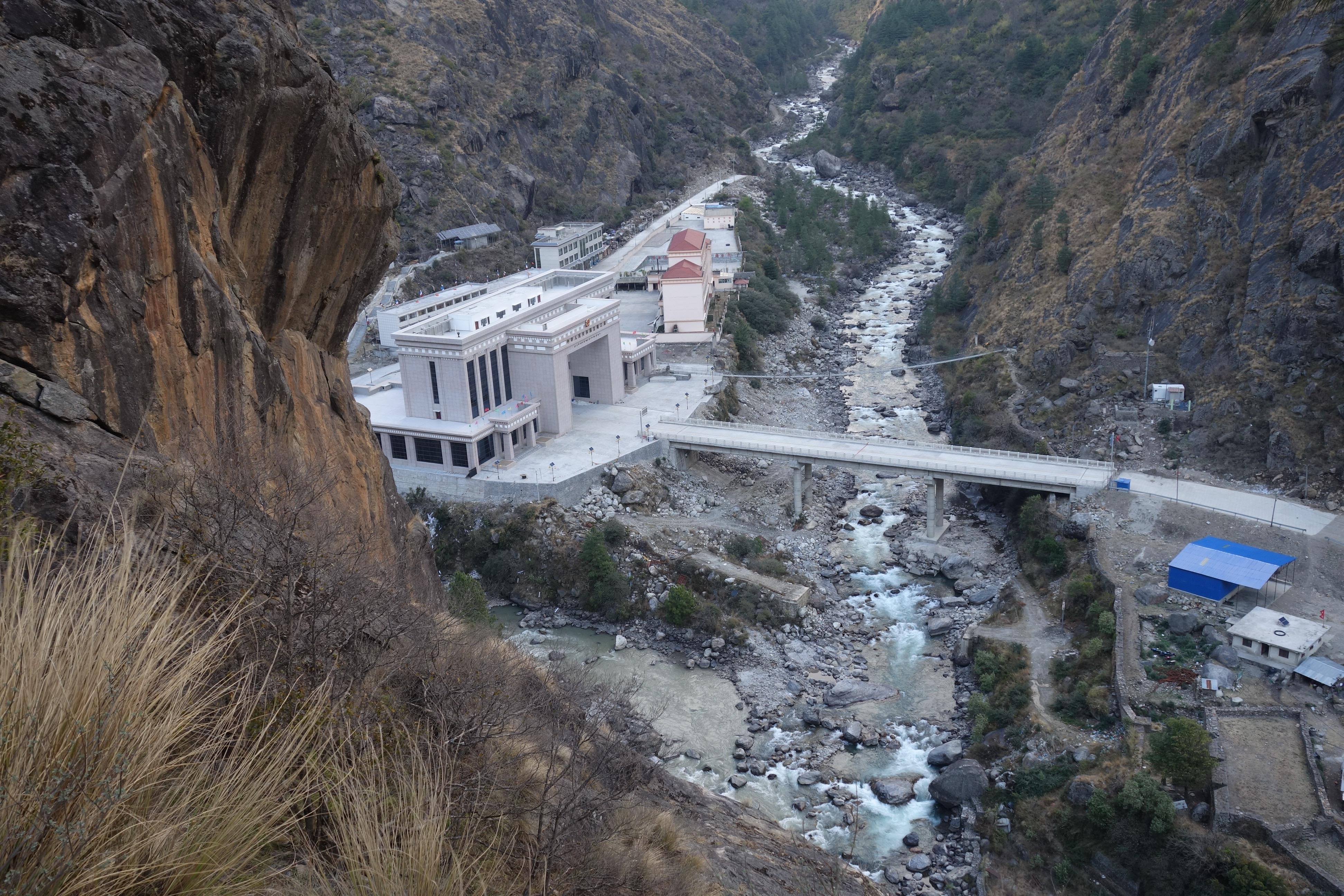 From above, the new Chinese gatehouse on the Kyirong-side dwarfs the Nepali customs and immigration facilities on the Rasuwaghadi-side; the massive earthquakes of April and May 2015 devastated facilities on both sides of the border