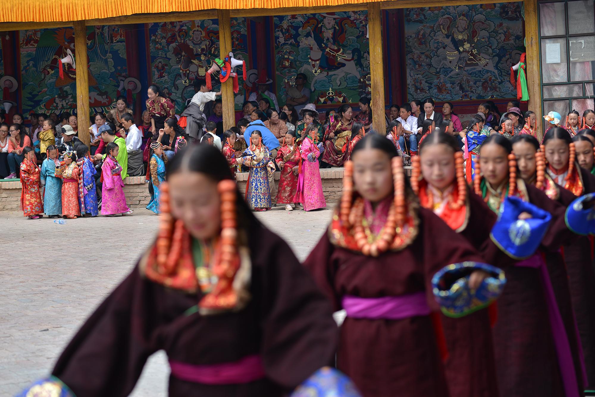 The audience includes non-participating villagers from Sadjye, men from surrounding villages, and visitors including Han Chinese and foreigners such as myself. Outsiders tend to take many photos and sometimes get in the way. In 2014 the La pa ejected myself and several European tourists of the temple veranda - we were in the way. Sometimes tourists also inadvertently steal the seats of locals. Ticket fees are not charged.