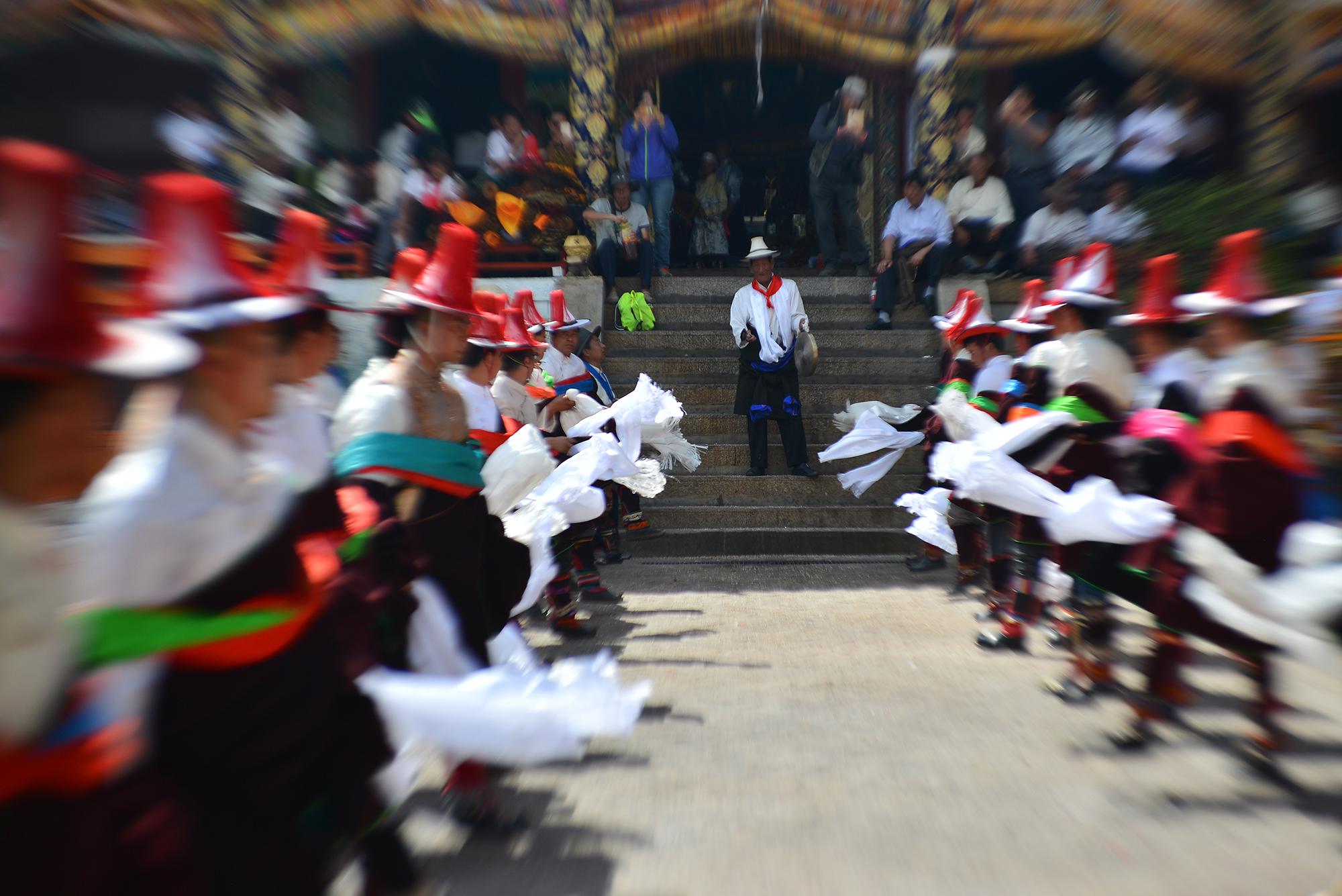 Geru geru (གེ་རུ་གེ་རུ) is an intense dance of swirling fabric. Men whirl khadak (kha bdags ཁ་བདགས) through the air.