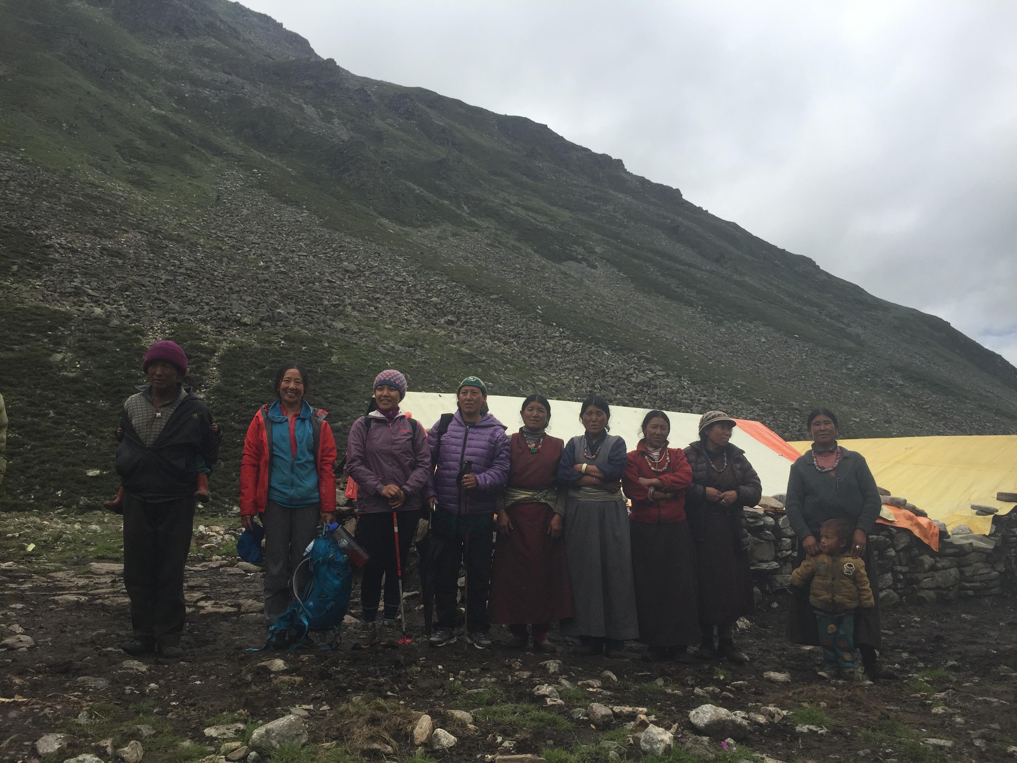 women not far from Nyalu Pass