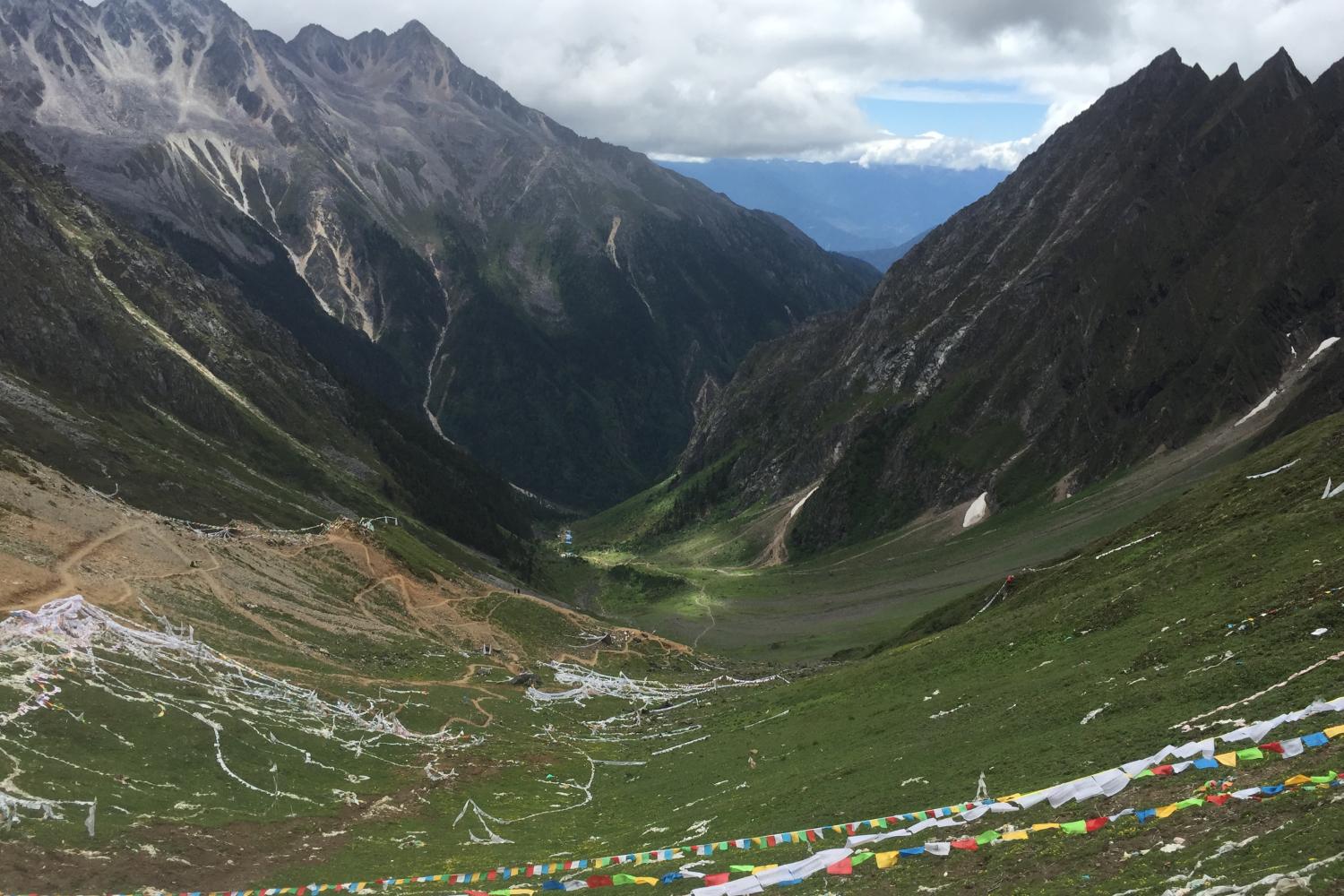 Looking down on the ascent of the first major pass, Dokela, or the “stairway of stones” (rdo skas la).