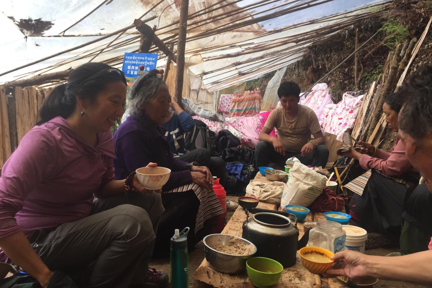 Having tea and tsampa with a family of pilgrims from Chamdo.