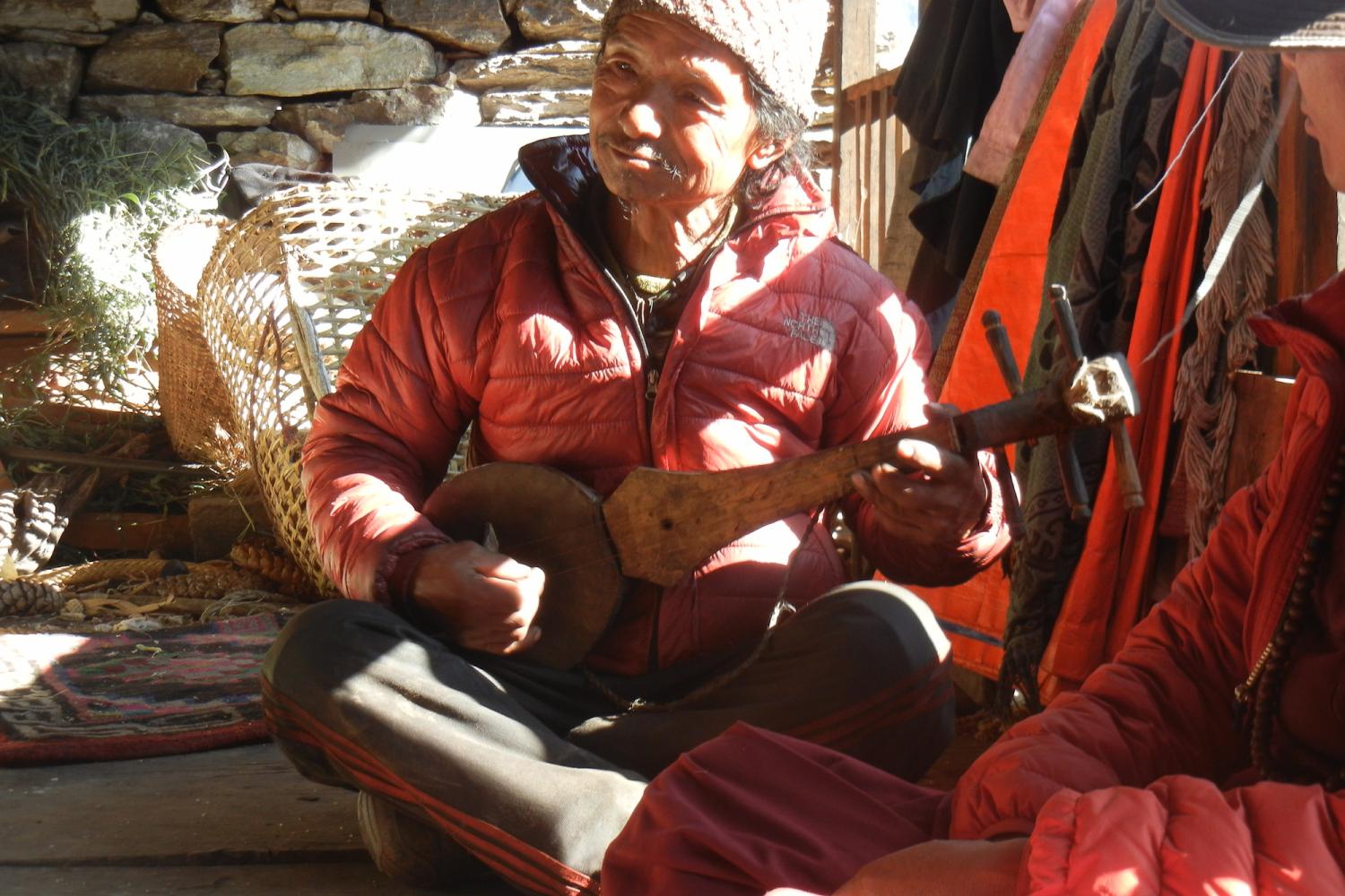 Dawa Dhondrup with his dranyen