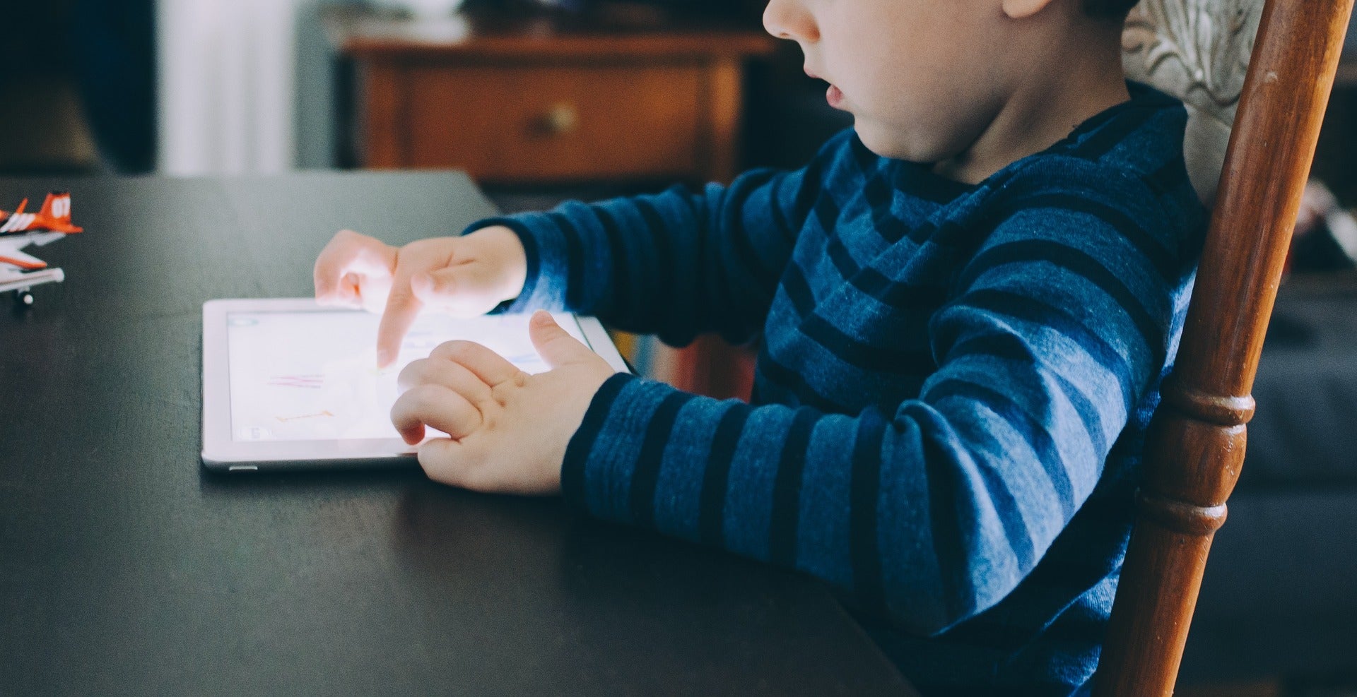 kids on electronics