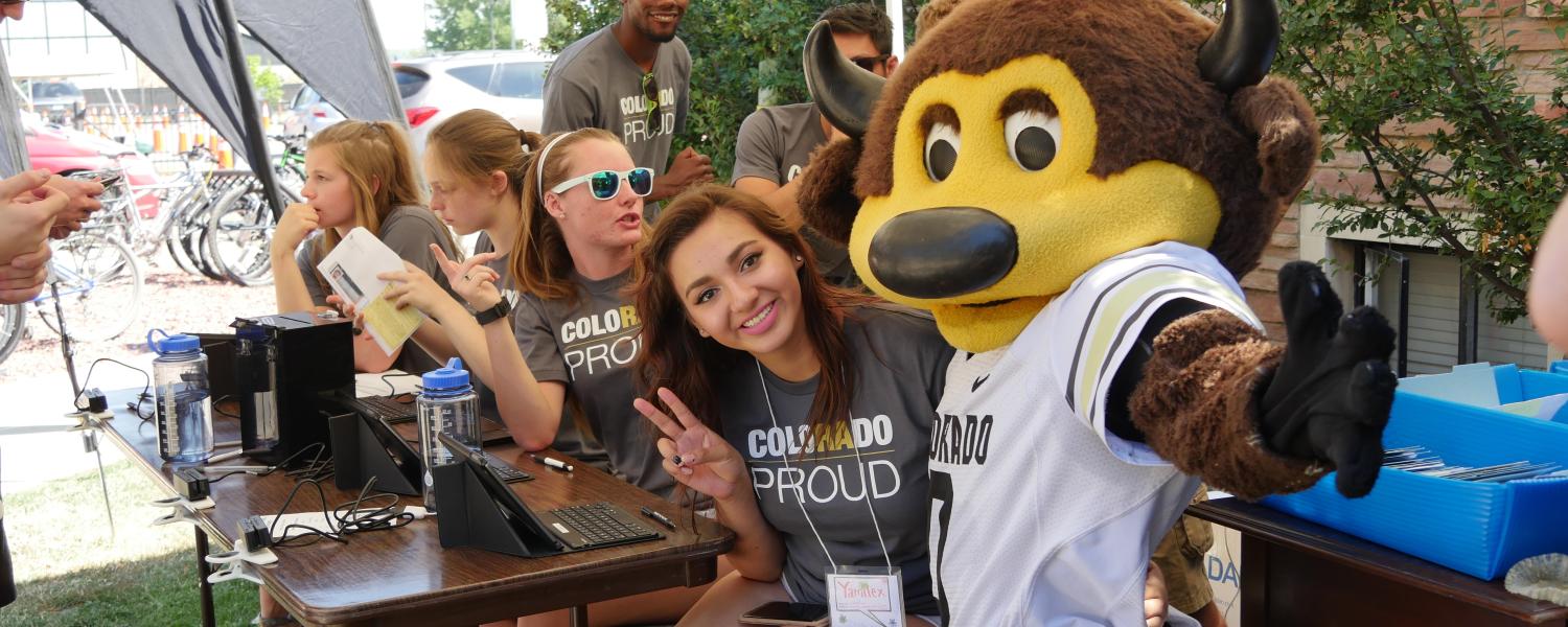 Student volunteers pose for a photo with Chip during move-in 2016