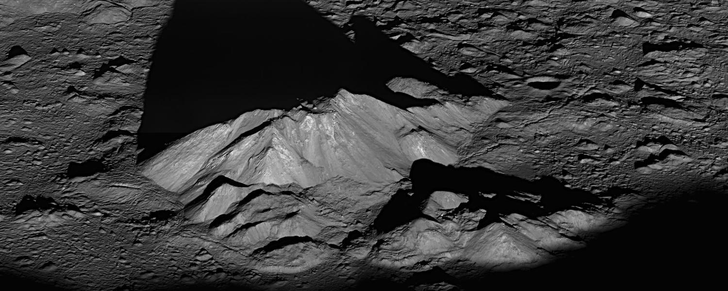 Peaks in the moons Tycho Crater