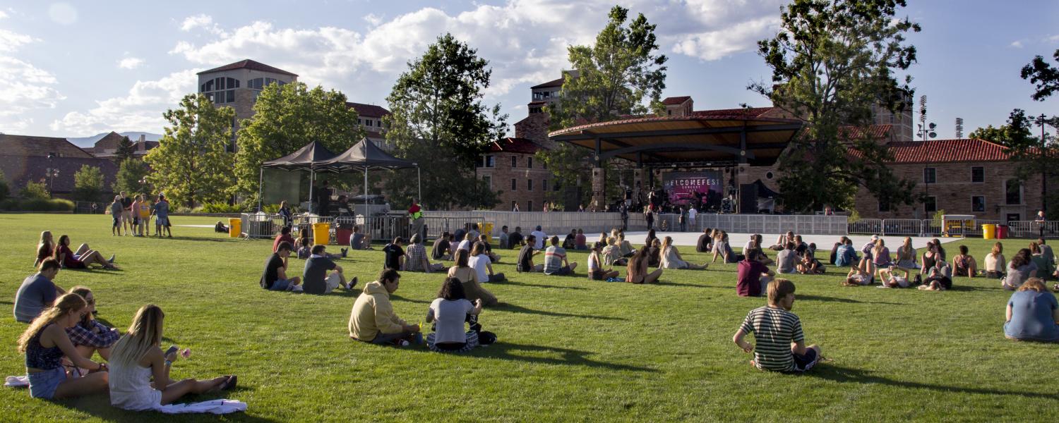 Students watch band at Farrand Field during Welcomefest 2016