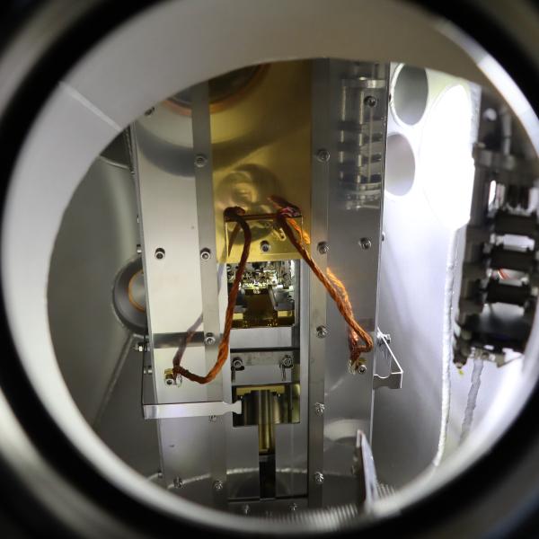 ultra-high vacuum scanning probe microscopy setup used to conduct molecular measurements
