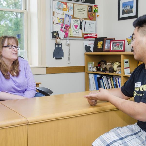 Student talking with advisor.